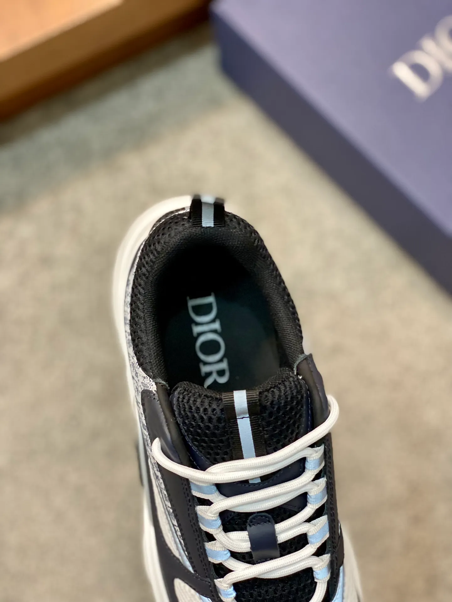 Factory price: 500💰 Dior B22 men's jogging fashion sneakers. This item draws inspiration from retro jogging shoes. It adopts a thick low-top design, with an upper made of leather and mesh fabric, and a black and white engraved rubber sole. The side is decorated with an embossed "Di~r" logo. Code number: 38-45 (38, 45, 46 can be customized)